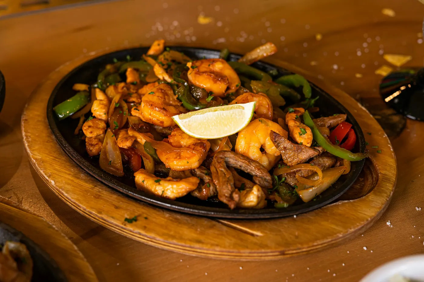 Grilled shrimp with peppers and lime served in a cast iron pan